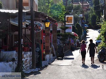 Straatje in Karfas - Eiland Chios - Foto van https://www.grieksegids.nl/fotos/eilandchios/350pixels/eiland-chios-foto-185.jpg
