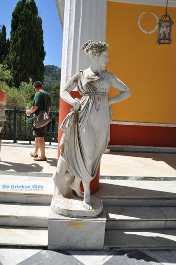 Achillion | Gastouri Corfu | Efrosini, een van de 3 Gratiën  - Foto van https://www.grieksegids.nl/fotos/eilandcorfu/corfu/corfu-mid/corfu-grieksegids-0071.jpg