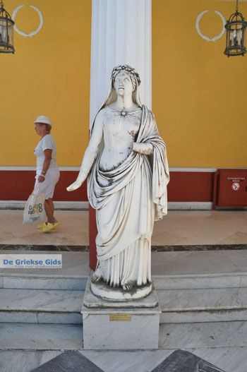 Achillion | Gastouri Corfu | Aglaia, een van de drie Gratiën  - Foto van https://www.grieksegids.nl/fotos/eilandcorfu/corfu/corfu-mid/corfu-grieksegids-0073.jpg