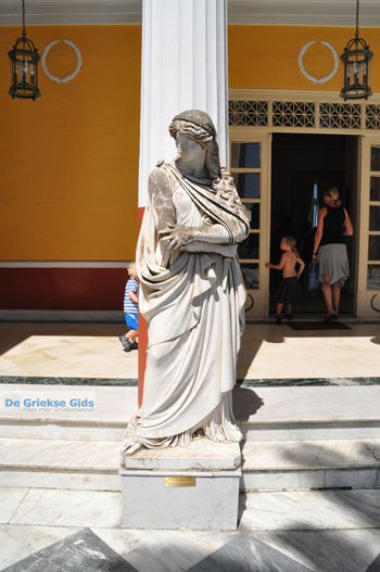 Muse Polymnia in het Achillion | Gastouri Corfu | Griekenland 44 - Foto van https://www.grieksegids.nl/fotos/eilandcorfu/corfu/corfu-mid/corfu-grieksegids-0074.jpg