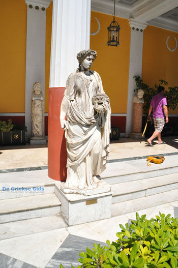 Muse in het Achillion | Gastouri Corfu | Griekenland 50 - Foto van https://www.grieksegids.nl/fotos/eilandcorfu/corfu/corfu-mid/corfu-grieksegids-0080.jpg