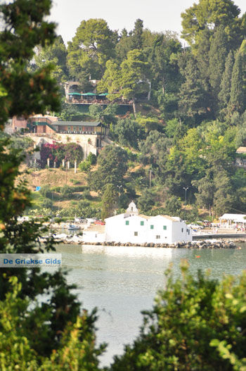 Panagia Vlacherna Kanoni vanaf Perama gezien | De Griekse Gids - foto 1 - Foto van https://www.grieksegids.nl/fotos/eilandcorfu/corfu/corfu-mid/corfu-grieksegids-0299.jpg