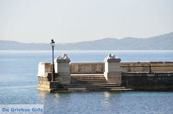 Kaizer's Bridge nabij Benitses en Gastouri | Corfu | Griekenland 2 - Foto van https://www.grieksegids.nl/fotos/eilandcorfu/corfu/corfu-mid/corfu-grieksegids-0316.jpg