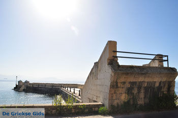 Kaizer's Bridge nabij Benitses en Gastouri | Corfu | Griekenland 6 - Foto van https://www.grieksegids.nl/fotos/eilandcorfu/corfu/corfu-mid/corfu-grieksegids-0320.jpg