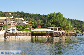 Kaizer's Bridge nabij Benitses en Gastouri | Corfu | Griekenland 8 - Foto van https://www.grieksegids.nl/fotos/eilandcorfu/corfu/corfu-mid/corfu-grieksegids-0322.jpg