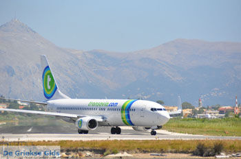 Transavia op vliegveld Corfu bij Kanoni | Corfu | Griekenland 78 - Foto van https://www.grieksegids.nl/fotos/eilandcorfu/corfu/corfu-mid/corfu-grieksegids-0541.jpg