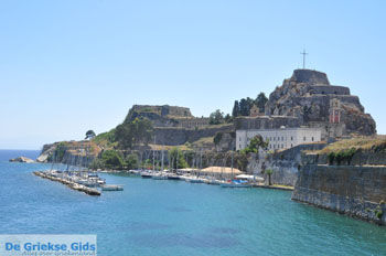 Corfu stad | Corfu | Griekenland 90 - Foto van https://www.grieksegids.nl/fotos/eilandcorfu/corfu/corfu-mid/corfu-grieksegids-0791.jpg