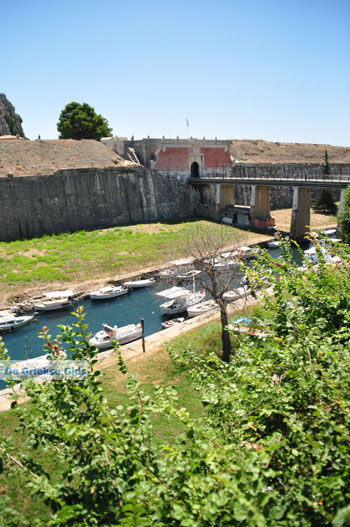 Corfu stad | Corfu | Griekenland 101 - Foto van https://www.grieksegids.nl/fotos/eilandcorfu/corfu/corfu-mid/corfu-grieksegids-0802.jpg