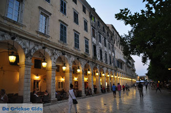 Corfu stad | Corfu | Liston. De Griekse Gids - foto 160 - Foto van https://www.grieksegids.nl/fotos/eilandcorfu/corfu/corfu-mid/corfu-grieksegids-1061.jpg