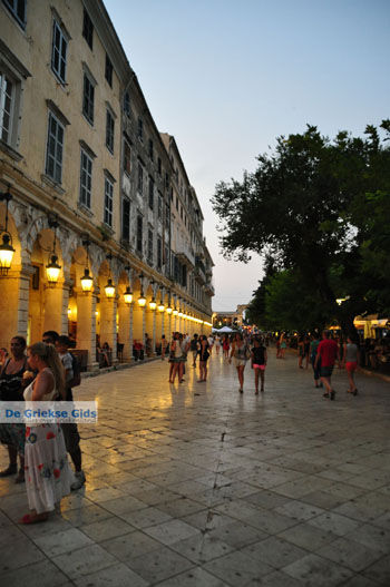 Corfu stad | Corfu | Liston | De Griekse Gids - foto 165 - Foto van https://www.grieksegids.nl/fotos/eilandcorfu/corfu/corfu-mid/corfu-grieksegids-1066.jpg
