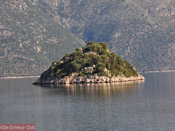 Eilandje in de baai van Molos - Ithaki - Ithaca - Foto 010 - Foto van https://www.grieksegids.nl/fotos/eilandithaca/Eiland-Ithaki-Ithaca-mid-foto010.jpg