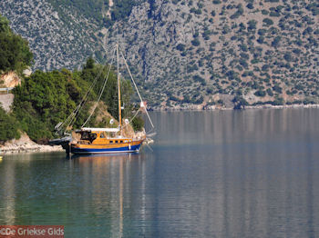 De baai van Molos - Ithaki - Ithaca - Foto 011 - Foto van https://www.grieksegids.nl/fotos/eilandithaca/Eiland-Ithaki-Ithaca-mid-foto011.jpg