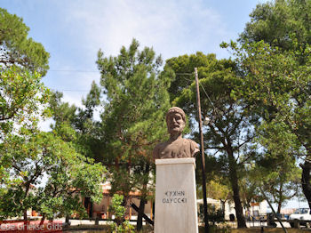 Het beeld van Odysseus - Stavros - Ithaki - Ithaca - Foto 044 - Foto van https://www.grieksegids.nl/fotos/eilandithaca/Eiland-Ithaki-Ithaca-mid-foto044.jpg