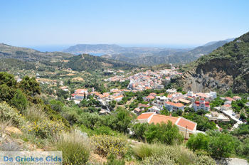 Aperi en in de verte Pigadia | Karpathos GriekseGids 001 - Foto van https://www.grieksegids.nl/fotos/eilandkarpathos/karpathos-mid/eiland-karpathos-027.jpg