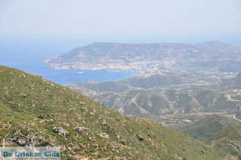 Panorama Pigadia gezien vanaf Othos | Eiland Karpathos | De Griekse Gids - Foto van https://www.grieksegids.nl/fotos/eilandkarpathos/karpathos-mid/eiland-karpathos-039.jpg