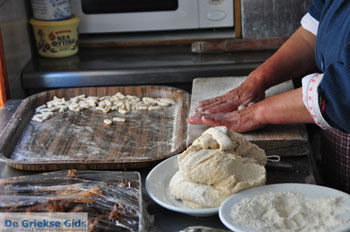 Mevrouw Anna maakt Makarounes | Karpathos De Griekse Gids foto 2 - Foto van https://www.grieksegids.nl/fotos/eilandkarpathos/karpathos-mid/eiland-karpathos-333.jpg