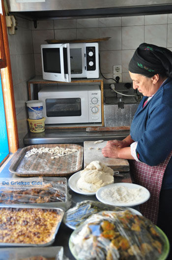 Mevrouw Anna maakt Makarounes | Karpathos De Griekse Gids foto 3 - Foto van https://www.grieksegids.nl/fotos/eilandkarpathos/karpathos-mid/eiland-karpathos-334.jpg