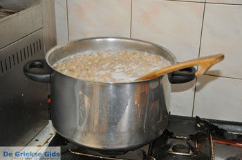 Makarounes in de pan | Olympos Karpathos | De Griekse Gids - Foto van https://www.grieksegids.nl/fotos/eilandkarpathos/karpathos-mid/eiland-karpathos-371.jpg