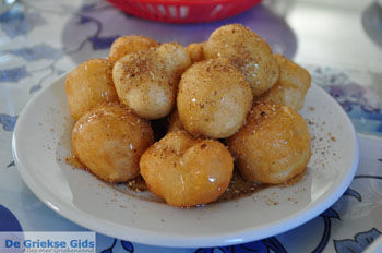 Loukoumades - Oliebollen | Olympos Karpathos | De Griekse Gids - Foto van https://www.grieksegids.nl/fotos/eilandkarpathos/karpathos-mid/eiland-karpathos-406.jpg