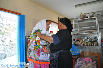 Traditionele klederdracht Olympos Karpathos | De Griekse Gids foto 001 - Foto van https://www.grieksegids.nl/fotos/eilandkarpathos/karpathos-mid/eiland-karpathos-410.jpg