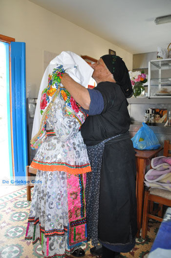 Traditionele klederdracht Olympos Karpathos | De Griekse Gids foto 002 - Foto van https://www.grieksegids.nl/fotos/eilandkarpathos/karpathos-mid/eiland-karpathos-411.jpg