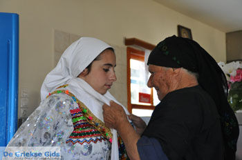 Traditionele klederdracht Olympos Karpathos | De Griekse Gids foto 003 - Foto van https://www.grieksegids.nl/fotos/eilandkarpathos/karpathos-mid/eiland-karpathos-412.jpg