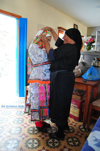 Traditionele klederdracht Olympos Karpathos | De Griekse Gids foto 004 - Foto van https://www.grieksegids.nl/fotos/eilandkarpathos/karpathos-mid/eiland-karpathos-413.jpg