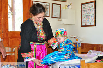 Traditionele klederdracht Olympos Karpathos | De Griekse Gids foto 005 - Foto van https://www.grieksegids.nl/fotos/eilandkarpathos/karpathos-mid/eiland-karpathos-414.jpg