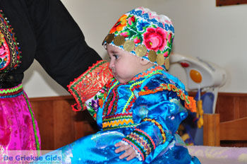 Traditionele klederdracht Olympos Karpathos | De Griekse Gids foto 006 - Foto van https://www.grieksegids.nl/fotos/eilandkarpathos/karpathos-mid/eiland-karpathos-415.jpg