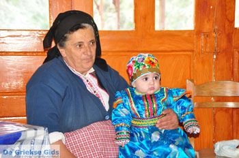 Traditionele klederdracht Olympos Karpathos | De Griekse Gids foto 008 - Foto van https://www.grieksegids.nl/fotos/eilandkarpathos/karpathos-mid/eiland-karpathos-417.jpg