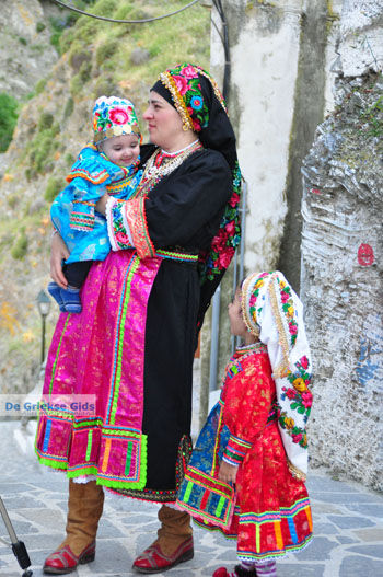 Traditionele klederdracht Olympos Karpathos | De Griekse Gids foto 010 - Foto van https://www.grieksegids.nl/fotos/eilandkarpathos/karpathos-mid/eiland-karpathos-419.jpg