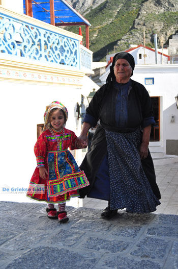 Traditionele klederdracht Olympos Karpathos | De Griekse Gids foto 012 - Foto van https://www.grieksegids.nl/fotos/eilandkarpathos/karpathos-mid/eiland-karpathos-421.jpg