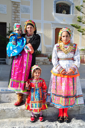 Traditionele klederdracht Olympos Karpathos | De Griekse Gids foto 016 - Foto van https://www.grieksegids.nl/fotos/eilandkarpathos/karpathos-mid/eiland-karpathos-425.jpg