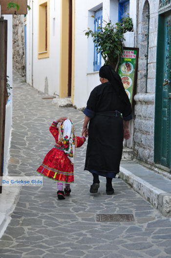Traditionele klederdracht Olympos Karpathos | De Griekse Gids foto 018 - Foto van https://www.grieksegids.nl/fotos/eilandkarpathos/karpathos-mid/eiland-karpathos-427.jpg