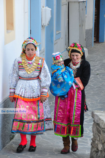 Traditionele klederdracht Olympos Karpathos | De Griekse Gids foto 019 - Foto van https://www.grieksegids.nl/fotos/eilandkarpathos/karpathos-mid/eiland-karpathos-428.jpg