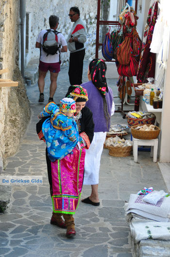 Traditionele klederdracht Olympos Karpathos | De Griekse Gids foto 020 - Foto van https://www.grieksegids.nl/fotos/eilandkarpathos/karpathos-mid/eiland-karpathos-429.jpg