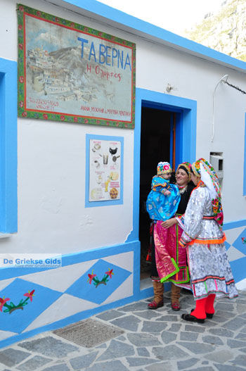 Traditionele klederdracht Olympos Karpathos | De Griekse Gids foto 022 - Foto van https://www.grieksegids.nl/fotos/eilandkarpathos/karpathos-mid/eiland-karpathos-431.jpg