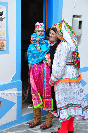 Traditionele klederdracht Olympos Karpathos | De Griekse Gids foto 023 - Foto van https://www.grieksegids.nl/fotos/eilandkarpathos/karpathos-mid/eiland-karpathos-432.jpg