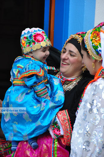 Traditionele klederdracht Olympos Karpathos | De Griekse Gids foto 024 - Foto van https://www.grieksegids.nl/fotos/eilandkarpathos/karpathos-mid/eiland-karpathos-433.jpg