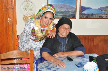 Traditionele klederdracht Olympos Karpathos | De Griekse Gids foto 026 - Foto van https://www.grieksegids.nl/fotos/eilandkarpathos/karpathos-mid/eiland-karpathos-437.jpg