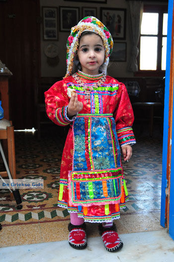 Anna, de dochter van Marina Lentaki van Taverna Olympos op Karpathos 1 - Foto van https://www.grieksegids.nl/fotos/eilandkarpathos/karpathos-mid/eiland-karpathos-438.jpg