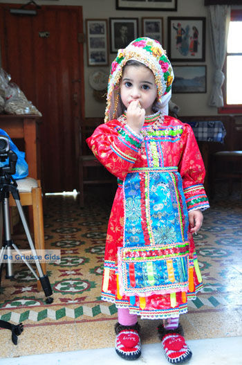 Anna, de dochter van Marina Lentaki van Taverna Olympos op Karpathos 2 - Foto van https://www.grieksegids.nl/fotos/eilandkarpathos/karpathos-mid/eiland-karpathos-439.jpg