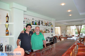 Leon Sijbers, op de foto met Jorgos van de Griekse Gids | Karpathos - Foto van https://www.grieksegids.nl/fotos/eilandkarpathos/karpathos-mid/eiland-karpathos-532.jpg