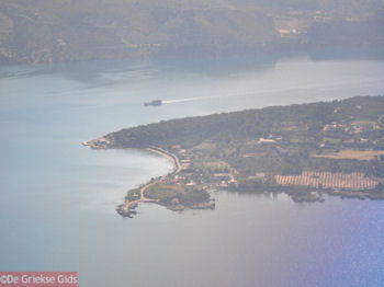 Luchtfoto Katavothres Argostoli - Kefalonia - Foto 2 - Foto van https://www.grieksegids.nl/fotos/eilandkefalonia/Eiland-Kefalonia-002-mid.jpg
