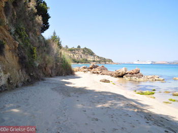 Strand in Lassi - Kefalonia - Foto 17 - Foto van https://www.grieksegids.nl/fotos/eilandkefalonia/Eiland-Kefalonia-017-mid.jpg
