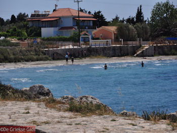 Strand bij Katavothres in Argostoli - Kefalonia - Foto 28 - Foto van https://www.grieksegids.nl/fotos/eilandkefalonia/Eiland-Kefalonia-028-mid.jpg