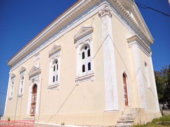Kerk, net buiten Dilinata - Kefalonia - Foto 37 - Foto van https://www.grieksegids.nl/fotos/eilandkefalonia/Eiland-Kefalonia-037-mid.jpg