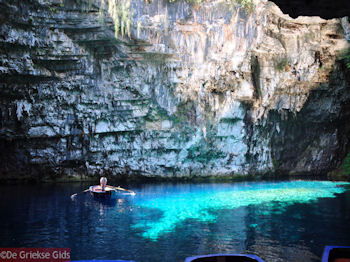 Melissani grot - Kefalonia - Foto 205 - Foto van https://www.grieksegids.nl/fotos/eilandkefalonia/Eiland-Kefalonia-205-mid.jpg