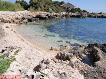 Strand bij vuurtoren Agioi Theodoroi - Kefalonia - Foto 298 - Foto van https://www.grieksegids.nl/fotos/eilandkefalonia/Eiland-Kefalonia-298-mid.jpg
