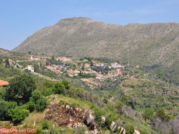 Het dorpje Markopoulo bij Katelios - Kefalonia - Foto 459 - Foto van https://www.grieksegids.nl/fotos/eilandkefalonia/Eiland-Kefalonia-459-mid.jpg